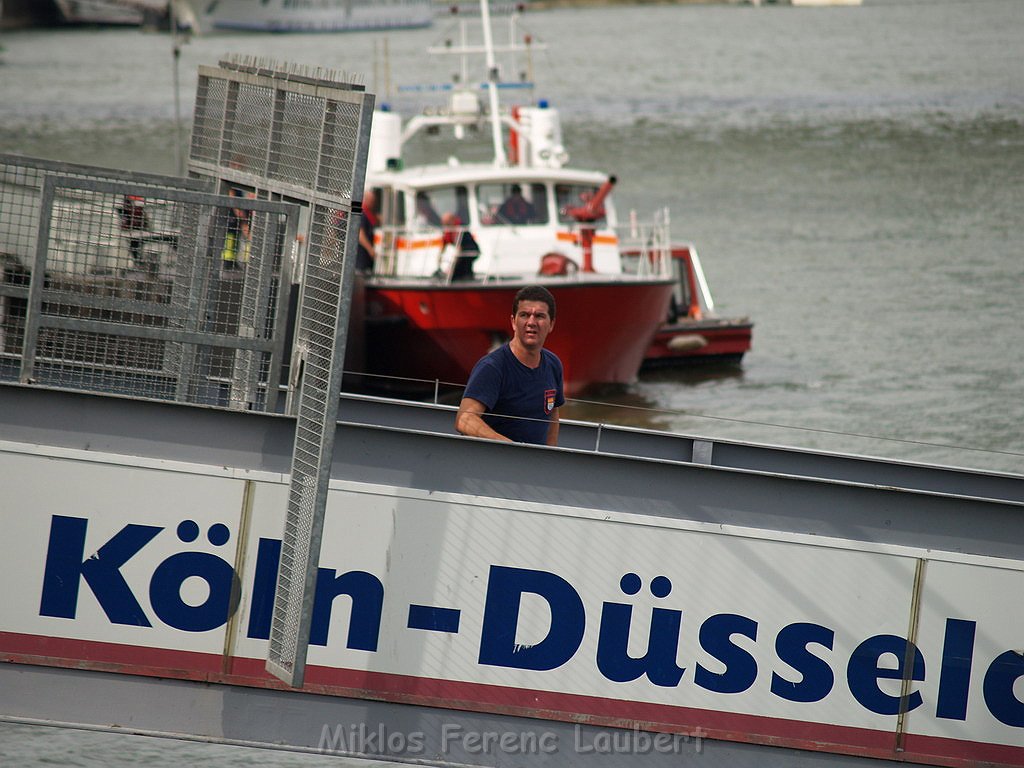 Uebung BF Koeln und DRLG Person im Rhein bei Koeln P765.JPG